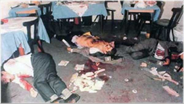 در تاریخ ۱۷ سپتامبر ۱۹۹۲، رژیم اسلامی ترتیب کشتن مخالفین خود در رستوران میکونوس آلمان می دهد که طی آن  دکتر صادق شرفکندی دبیر حزب دموکرات کردستان همراه با پنج نفر دیگر به وسیله یک مسلسل که از سوی یک مأمور رژیم اسلامی به سوی آنان شلیک شده بود، از پای  ذرآمدند