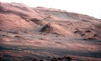 این تصویری از سطح کره مریخ می باشد که به وسیله کاوشگر فرستاده به وسیله ناسا گرفته شده. چنانکه می بینیم سوای رنگ سرخ آجری آن به دلیل داشتن ترکیبات زیاد آهن، از حیث پستی و بلندی و ساختار طبیعت با کره زمین همخوانی و شباحت دارد.
