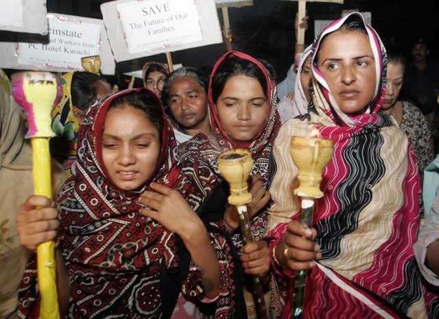 این ها دختران و زنان پاکستانی اند که بدانان تجاوز و هتک حرمت شده. اکنون به پاخاسته اند تا از حقوق زنان دفاع کرده و فریاد اعتراض خود را به گوش رژیم مردسالار پاکستان و مردم جهان برسانند.