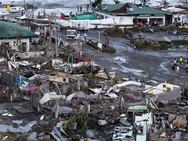 یکی از صدها ویرانی برآمده از توفان دریایی در فیلیپین است. میزان خسارت ناگفتنی و شمار بی خانمانی و سرگردانی مردم ناپیدا است. میلیون ها مردم اسیر این مصیبت بوده، از خانه و کاشانه خود رانده شده، بدون خوراک، پوشاک و آب نیاز بدنشان با مرگ دست به گریبانند.