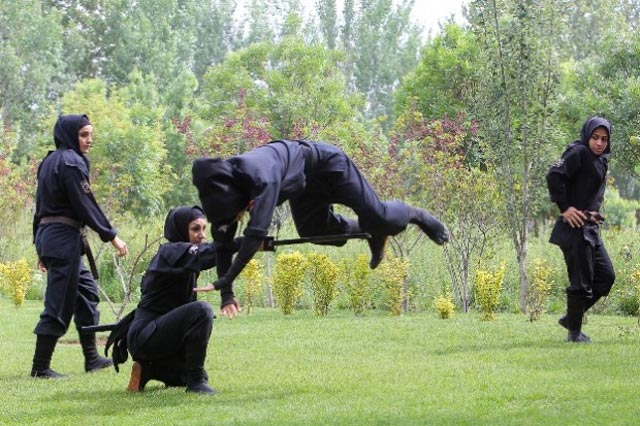 (زنان ایران دلیر و توانا هستند... ای کاش با آنها برابر برخورد می شد.)