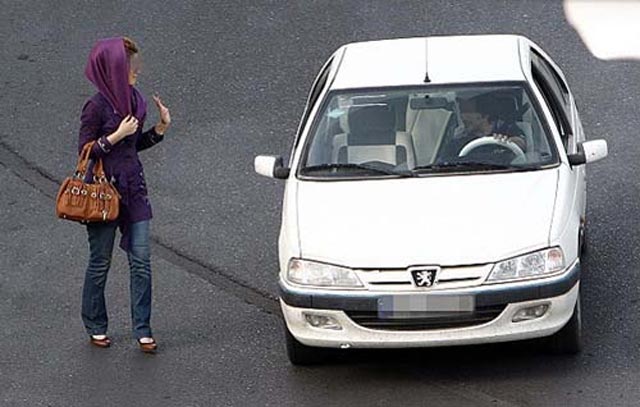 پوشیدن یک لباس زیبا در ایران برای زنان دردسر است! مردان تشنه ای که بخاطر پنهان بودن فحشا ، هر زن زیبایی را فاحشه می بینند.