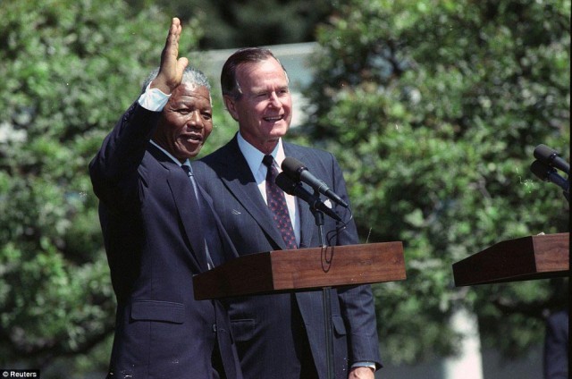 پرزیدنت ژرژ بوش در سال ۱۹۹۰ مقدم  نلسون مندلا را در کاخ سپید گرامی می دارد. بی گمان پشیبانی مردم آمریکا از نهضت نلسون مندلا و هدف های دموکراسی وی یکی از عوامل آزادی او شده است.