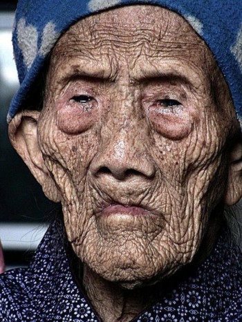 این تصویر پیرترین زن جهان در چین است که ۱۲۷ سال دارد و  هنوز زنده است.