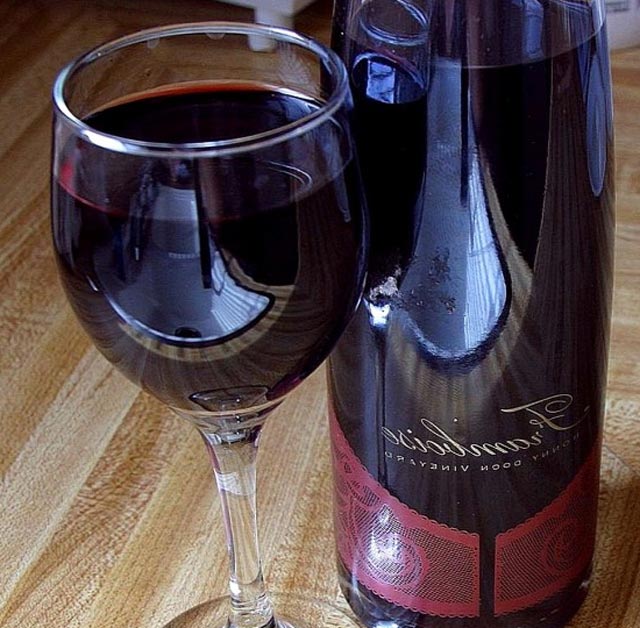 یک یا دو گیلاس شراب سرخ در روز می تواند روی بدن اثر بسیار خوبی داشته باشد.
