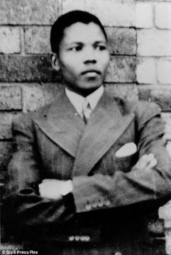 نلسون مندلا در زمانی که رشته حقوق را دنبال می کرد، به مبارزه با نژاد پرستی و تبعیض نژادی پرداخت. او در سال ۱۹۴۴ به عضویت کنگره ملی آفریقا(ANC )در آمد و گروه جوانان مبارز را تشکیل داد.