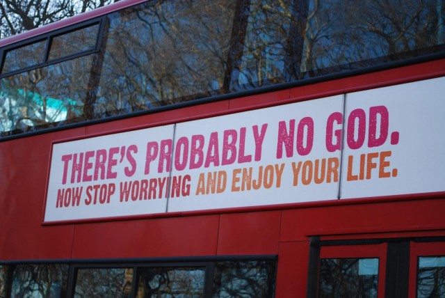این پیام خداناباوران است که بر روی اتوبوس در لندن نوشته شده: " احتمالن خدایی وجود ندارد پس نگرانی را دور بریز و از زندگی خود لذت ببر.