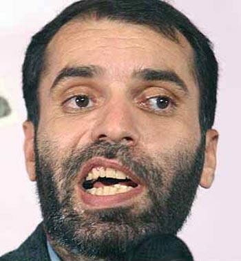 (این آقا با این چهره کثیف و پیرایش نشده  یک روزنامه نگار و یک فیلم ساز در رژیم اسلامی است)