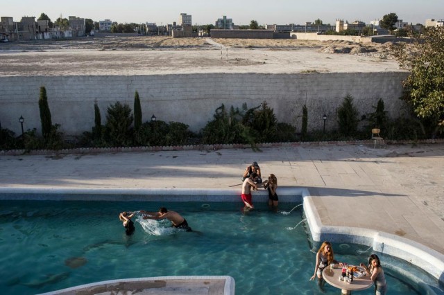 جوانان ایرانی در یک روز تابستانی گرم در استخر به شنا و استراحت می پردازند. این حق طبیعی هر انسان است و به کسی ربطی ندارد.