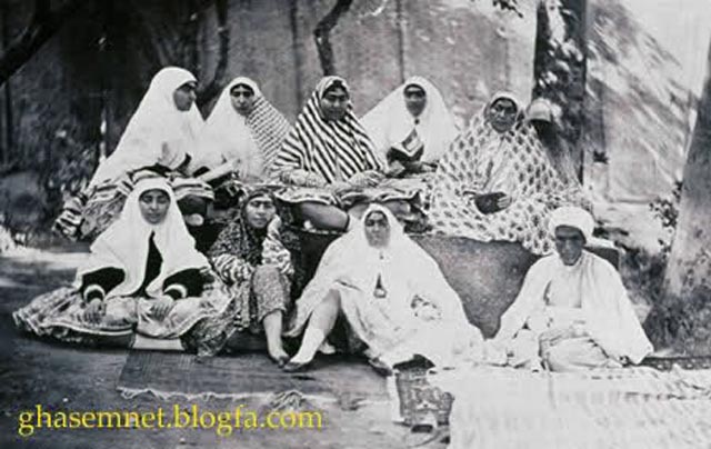 سوگلی های دربار قاجار به ویژه زنان ناصرالدین شاه در این تصویر دیده می شود. این شاه زنباره و بوالهوس گویا جمعاً۱۵۰۰ زن در حرمسرا داشته است.