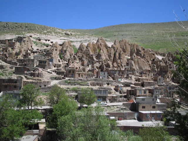روستای کندوان که از خانه های کوچک لابلای کوه سنگی ایجاد شده، بسیار زیبا و دیدنی و در نوع خود کم نظیر است.