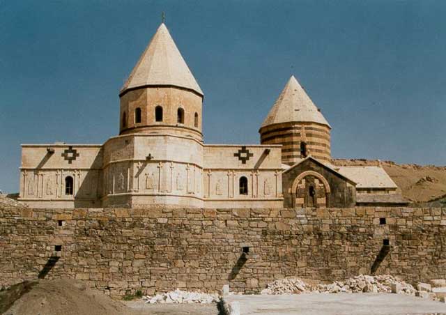 قره کلیسا یکی دیگر از شاهکارهای معماری قرن ششم هجری است که همچنان مانند کوهی استوار و سربلند در آذربایجان غربی می درخشد.