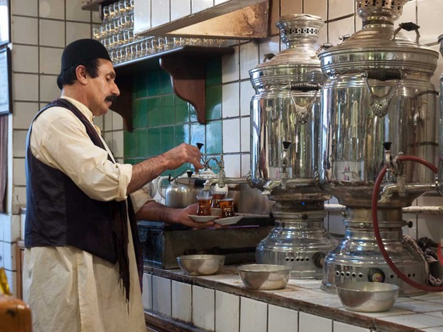 چای خانه ای در تهران که خاطره هر ایرانی را زنده می کند و بی اختیار بازدید کننده از ایران را به سوی خود می کشاند. این سنت قدیمی و تاریخی باید همیشه پا برجا و زنده بماند.
