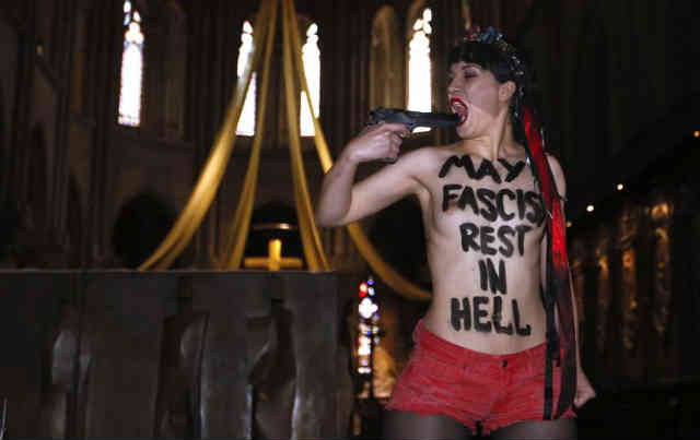 تظاهرات یکی از اعضای گروه فمن بر علیه فاشیسم! فاشیسم به نا برابری جنسی  اعتقاد عمیق دارد!