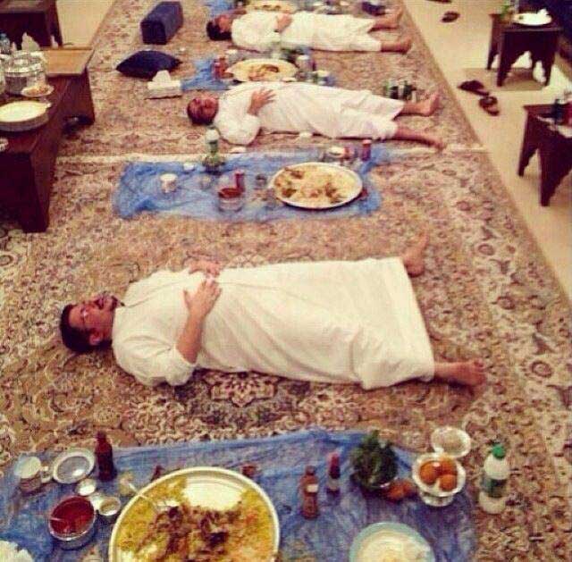 پیامد پرخوری سحر و هنگام افطار چنین تصویری است که در همه کشورهای اسلامی کم و بیش و به صورت های گوناگون دیده می شود. تصویرهایی از بربریت و حیوان صفتی که نام آن را عبادت گذاشته اند.