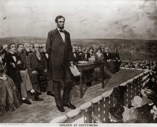 آبراهام لینکلن پیک آزادی و دموکراسی آمریکا ۱۵۰ سال پیش به مناسبت دست آوردهای آزادی بخش  نیروی نظامی آمریکا را در مراسمی به مردم یادآور می شود.