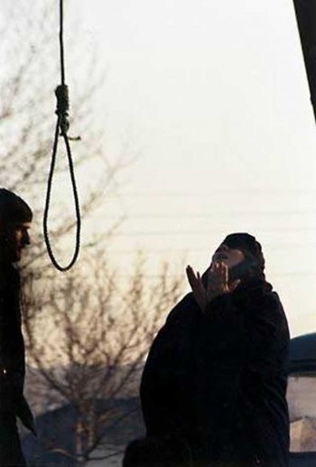 iranian-women-about-to-be-hanged-prays-to-god