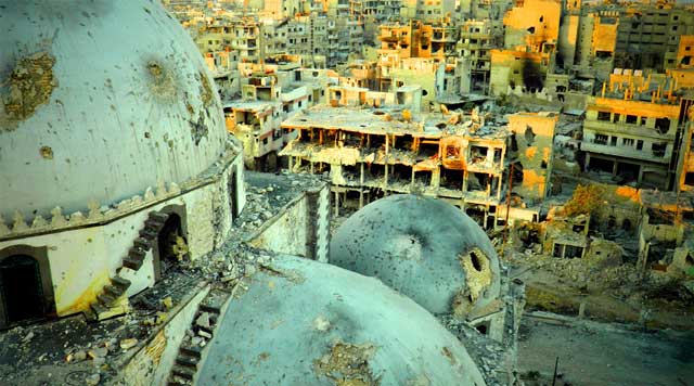 مسجد و شهر ویران شده در سوریه به وسیله گروههای افراطی مذهبی و رژیم  هم رزم ولایت فقیه. بازهم می بینیم که کار مسلمانان تخریب و ویران کردن است. همانگونه که شهر بزرگ و تاریخی تیسفون را تازیان به آتش کشیدند و ویران کردند.