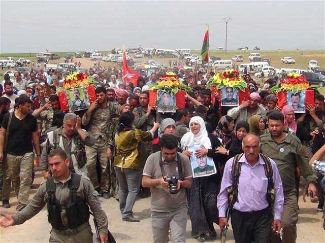 عکس تاثر انگیزی از مراسم عزاداری مردم کوبانی بر جمعی از جانباختگان در مبارزه با گروه اسلامیون افراطی داعش.