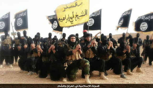 اینها سربازان خلیفه اسلامی داعش هستند که می خواهند منطقه عراق و سوریه را به دوران پیامبر اسلام برسانند و همان قوانین جنایتکارانه اسلام را که ۱۴۰۰ سال پیش در عربستان پایه گذاری شد در جهان پیاده کنند.