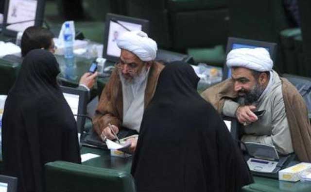 نمایندگان مجلس آخوندی موافق حجاب اجباری و تفکیک جنسی, در حال چشم چرانی و خوش و بش با همکاران زن خود هستند