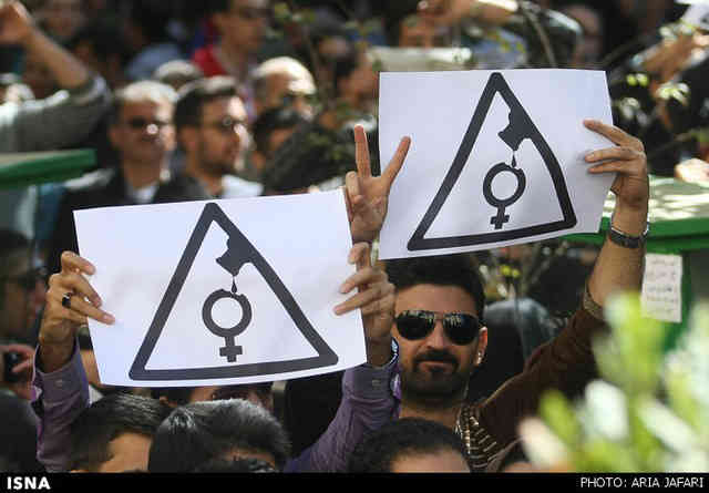 در تهران و اصفهان تظاهرات های گسترده ای صورت گرفت که با حمله نیروهای انتظامی مواجه شدند! 
