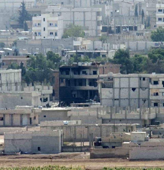 شهر ویران شده کوبان بر اثر حملات هوایی آمریکا و توپخانه های داعش.
