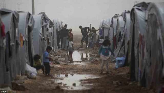 کردهای کوبانی که موفق به فرار شده اند در وضع نا مطلوب بهداشتی در شهر سوروک ترکیه در زیر باران درون چادرهای نامناسب زندگی می کنند.
