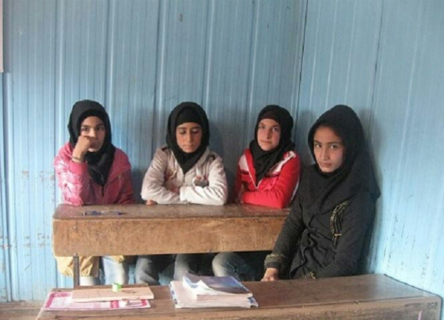 دانش آموزان مدرسه ای در خلخال در سرمای کشنده درس می خوانند. این نمونه بسیاری از مدارس بدون بهداشت و امکانات آموزش در نقاط سردسیر است.