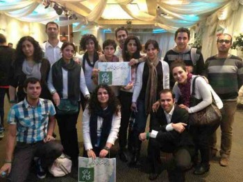 در دورره گزینش روحانی یک آخوند جنایتکار به جای آخوندی دیگر، گروه بیشماری از جوانان سرنوشت ساز کشور ساکت ماندند و راه را برای ادامه جنایتکاری و سلطه آخوند بازگذاشتند و گروهی از جوانان دیگر مانند افراد در این تصویر راه مستقیم خیانت را پیش گرفتند و در درون و بیرون کشور بلند گوی دولت ضد ایرانی شدند و راه را برای به قدرت رسیدن آخوندی دیگر باز کردند. آیا اینگونه سهل انگاری و یا همراه بودن با رژیم کشتارگر خیانت به کشور و ملت ایران نیست؟!.