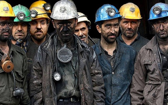 اینها کارگران زحمتکش و محروم معدن طلای آق دره در آذربایجان غربی اند که به دلیل اخراج ۳۵۰ تن از همکارانشان به اعتراض بلند شدند. ولی شوربختانه رژیم آدمخوار وضد ایران و ایرانی به فریاد کسی توجهی ندارند.