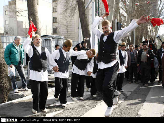 ایران یک کشور پهناور است که از اقوام مختلفی تشکیل شده و این اقوام به همراه یکدیگر، ملیت «ایرانی» را می سازند. نبود هر یک از این اقوام یعنی نبود ایران! برای اتحاد میان ایرانیان، به پا خیزیم!