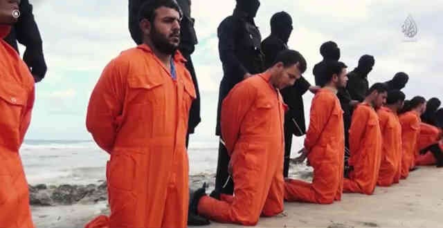جلادان اسلام ناب محمدی داعش ۲۱ کارگر مسیحی را  به سمت قتلگاهشان در کناره ساحل شرقی دوانیده و آنگاه قصابی خود را آغاز نمودند.