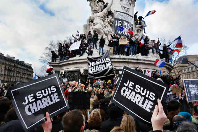 مردم فرانسه برای دفاع از سکولاریسم و آزادی بیان، به خیابان ها آمده و اقدام تروریستی مسلمانان راستین را، محکوم کردند.