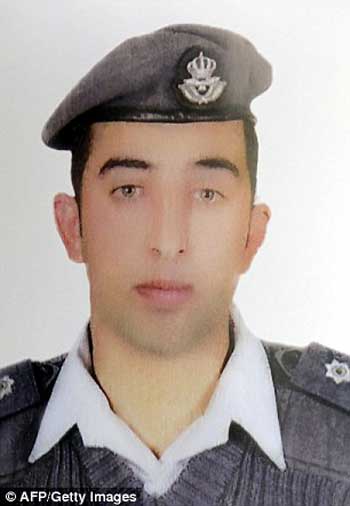 معاذالکسیبه خلبان جوان اردنی اسیر بند آدمخواران داعش که می خواستند در برابر آزادی زن بمب گذاری او و دومین گزارشگر در بند را پیش از گردن زدن آزاد کنند.