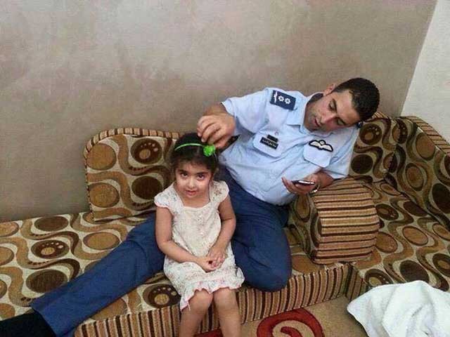 این تصویر معاذالکسیبه خلبان جوان اردنی با کودک خردسالش است پیش از آن که به مأموریت برود و به وسیله آدمخواران داعش پرپر شود،