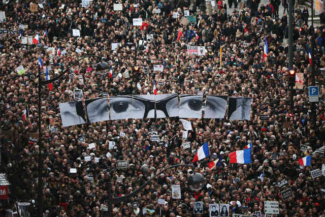 در این فرتور مردم فرانسه را می بینید که برای دفاع از حقوق شهروندی خود و بالاتر از همه، آزادی بیان، بر علیه مسلمانان تروریست تظاهرات می کنند!