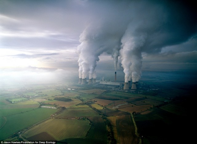 آلودگی هوا هوا از گاز کربنیک و بخار آب بر اثر سوخت زغال در یک نیروگاه تولید انرژی در آمریکا