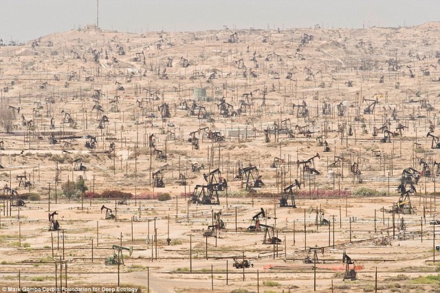 نصب تلمبه ها  واستخراج نفت در کالیفرنیا نیز نوع دیگر آلودگی و صدمه زدن به طبیعت دست نخورده است.