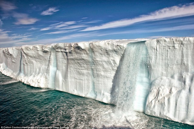 در منطقه آرکتیک و انتارکتیک در نروژ به دلیل افزایش گرما یخها در حال ذوب شدنند، سطح اقیانوسها بالا آمده و دمای طبیعت افزایش می یابد.