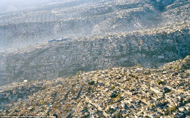 جمعیت فشرده ۲۰ میلیون و  یا ۶۳،۷۰۰ نفر در هر کیلومتر مربع در مکزیکو سیتی پایتخت مکزیک که هریک زباله و مواد اضافی را بر طبیعت می افزاید و موجب آلودگی آن می شود.