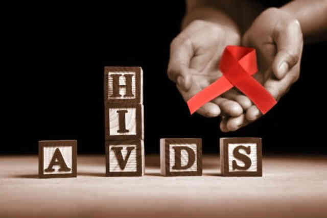 بیماری ایدز به معنای پایان راه نیست، با مبتلایان به این بیماری، درست و انسانی برخورد کنیم.