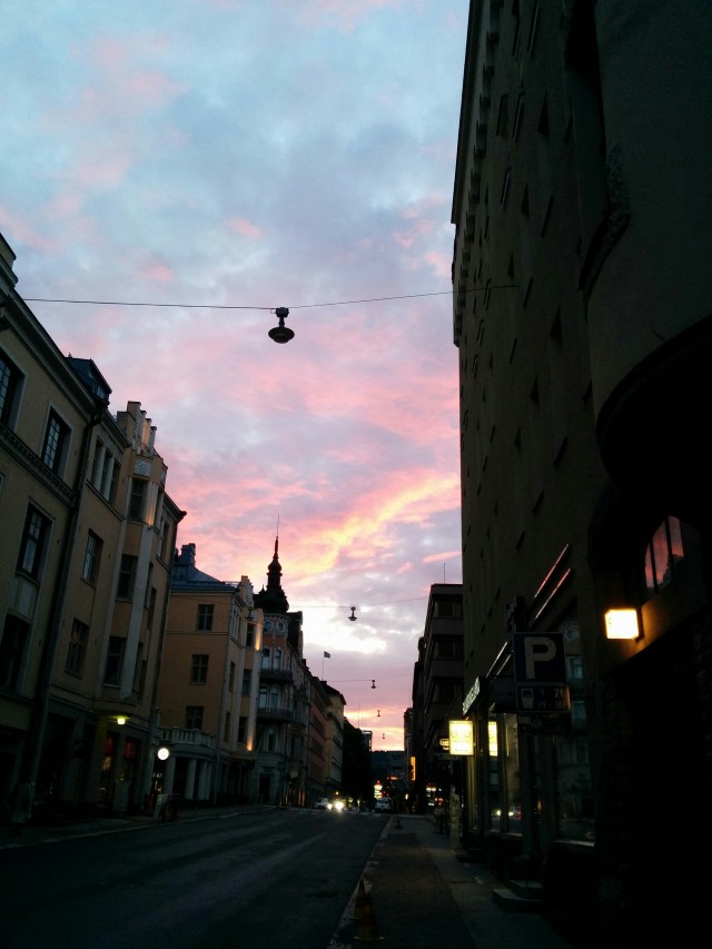 یکی از خیابان های هلسینکی قشنگ و زیبا در شب دیده می شود.