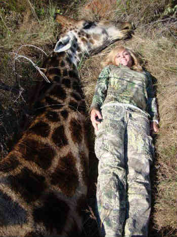 زن شکارچی، با زرافه ای که شکار کرده عکس یادگاری می گیرد! به راستی یک انسان چقدر روان پریش و خودشیفته باشد که با اسلحه ای مرگبار به جان حیوانات بی دفاع بیفتد؟!