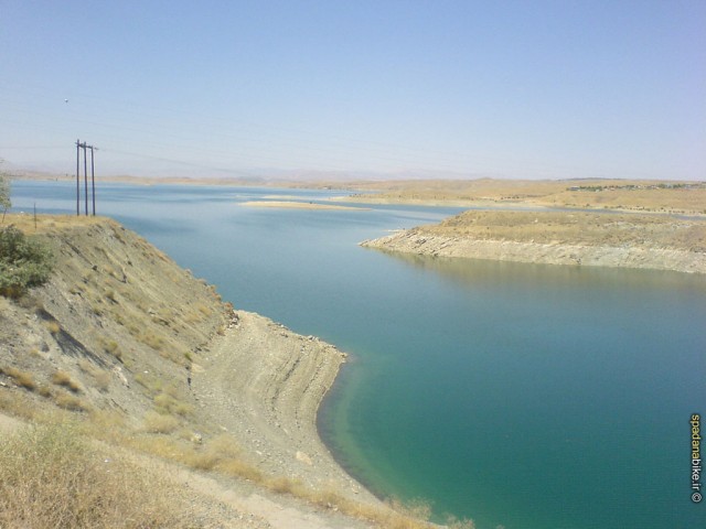 سطح آب سد زاینده رود در اصفهان به دلیل استفاده های بی جا در کشاورزی و کندن قناتها و سد بستن بر روی رودخانه های تغذیه کننده این سد به شدت پایین آمده و روز به روز از ذخیره آب آن کاسته می شود.