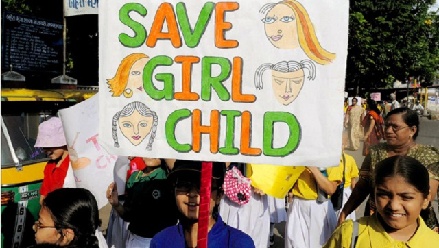 اینکه روزی را بغیر از روز جهانی کودک به دختر بچه ها اختصاص دهند از این روست که مشکلات دختر بچه ها فرا تر از پسران است. گروهی از دشواریها و بی حرمتیها درباره دختران روی می دهد و برای توجه خاص به دختر بچه ها، سازمان ملل 11 اکتبر را بعنوان روز جهانی دختر انتخاب کرده است. البته رژیم ایران تا به امروز این روز را به رسمیت نشناخته و تولد مجعول معصومه قمی را بعنوان روز دختر می شناسد که البته بجز مراسم مذهبی  و جشن احمقانه تکلیف برای دختران 9 ساله چیزی بیش نیست. 