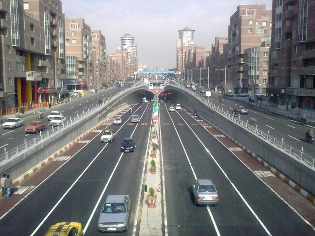 شما این رفت و آمد بدون ترافیک را تنها در ساعات محدود روزهای تعطیلی مانند روزهای گور به گور شدن تازیان می توانید در تهران و شهرهای بزرگ دیگر پیدا کنید.