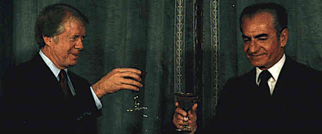 کارتر در حال جشن گرفتن سال نوی مسیحی در تهران و در کتار محمدرضا شاه، در حالی شراب می خورد و از میهمان نوازی شاه لذت می برد، در فکر انتقال قدرت به خمینی است!
