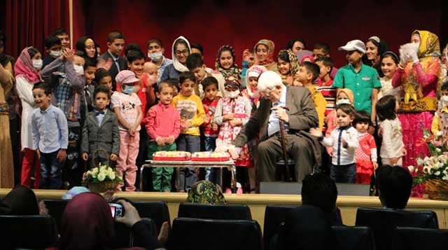 در سومین سالگرد گشایش بیمارستان فوق تخصصی "محک"، کودکانی که زیر نظر زنده یاد پروفسور پروانه وثوق درمان شده اند، به عنوان یادآوری و قدرشناسی  در جشن آن شرکت نمودند.