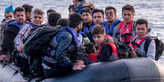 پناهندگان سوار بر قایق به طرف یکی از جزایر یونان
